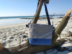 besace-bleu-gris-vagues grises.