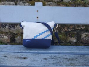 Besace marine-gris clair-vagues bleu ciel.