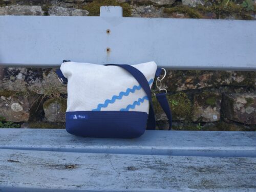 Besace marine-gris clair-vagues bleu ciel.