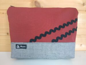 Trousse de toilette noir rayures blanches-bordeau-vagues noires